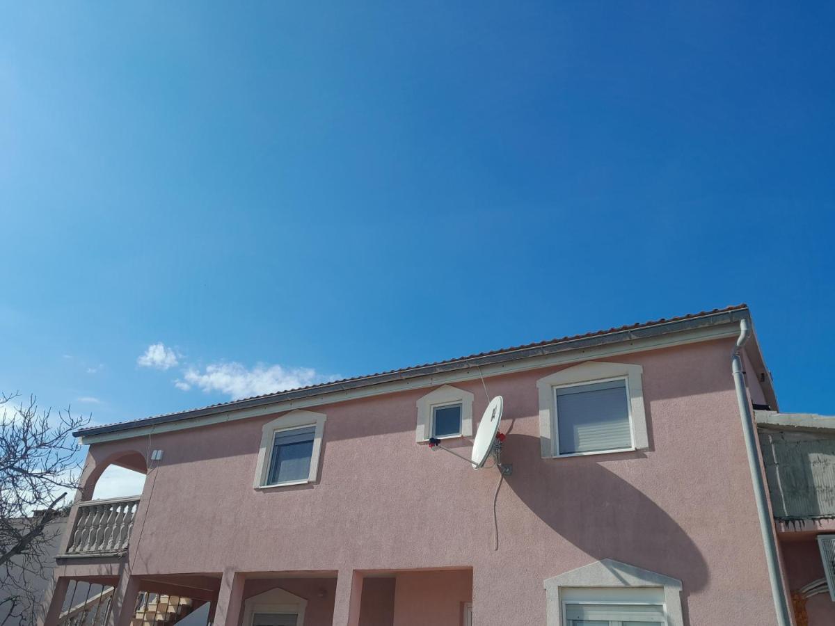 Caliente Apartments Vir A Екстериор снимка